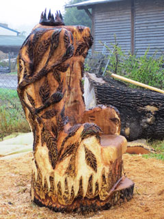 Riesenthron aus Holz